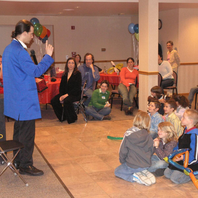 Magician in Chicago entertaining at a family event.