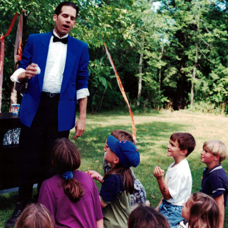 Magician performs an outdoor magic show in Chicago!